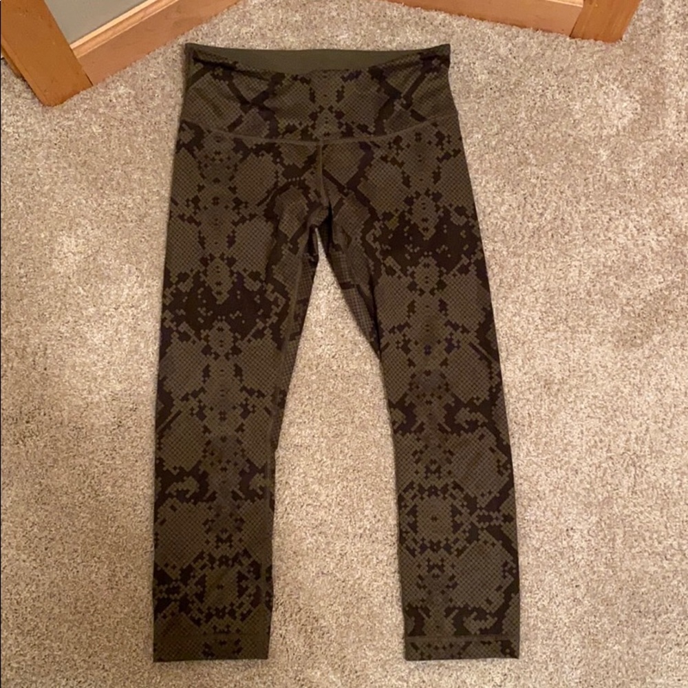 cropped lululemon low rise leggings